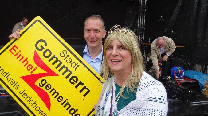 Charlene in Gommern mit Bürgermeister Jens Hünerbein